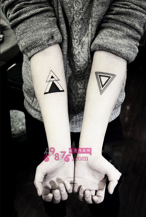个性黑白三角形手臂纹身