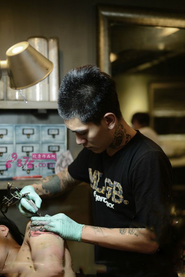 个性彩色船锚手臂纹身现场