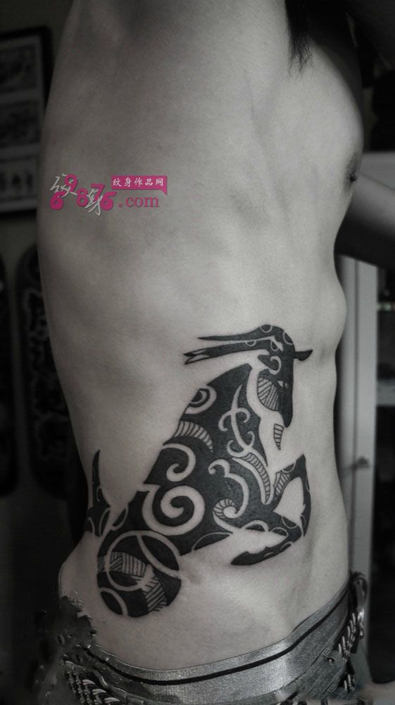 创意摩羯座黑白侧腰纹身
