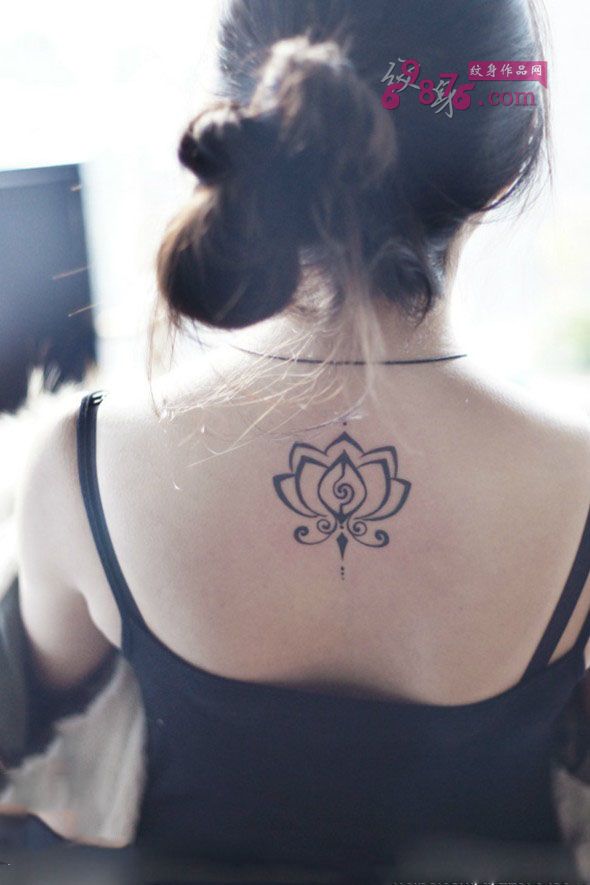 女生后背莲花图腾纹身图片