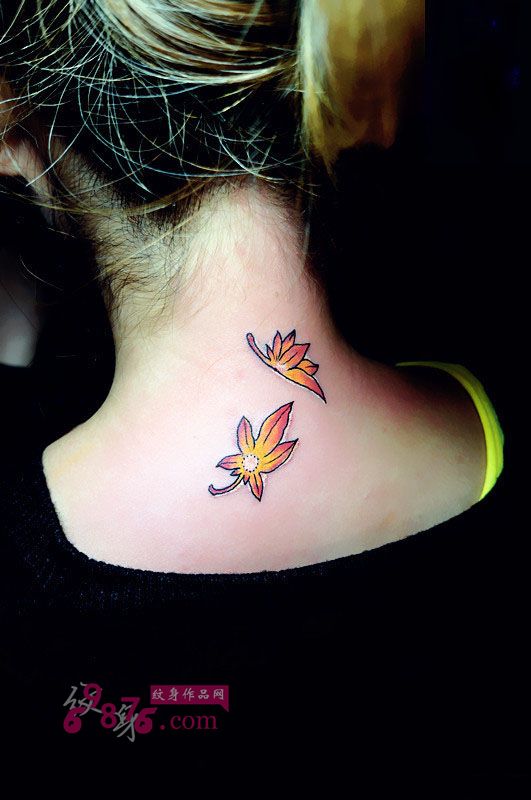 后颈枫叶个性纹身图片