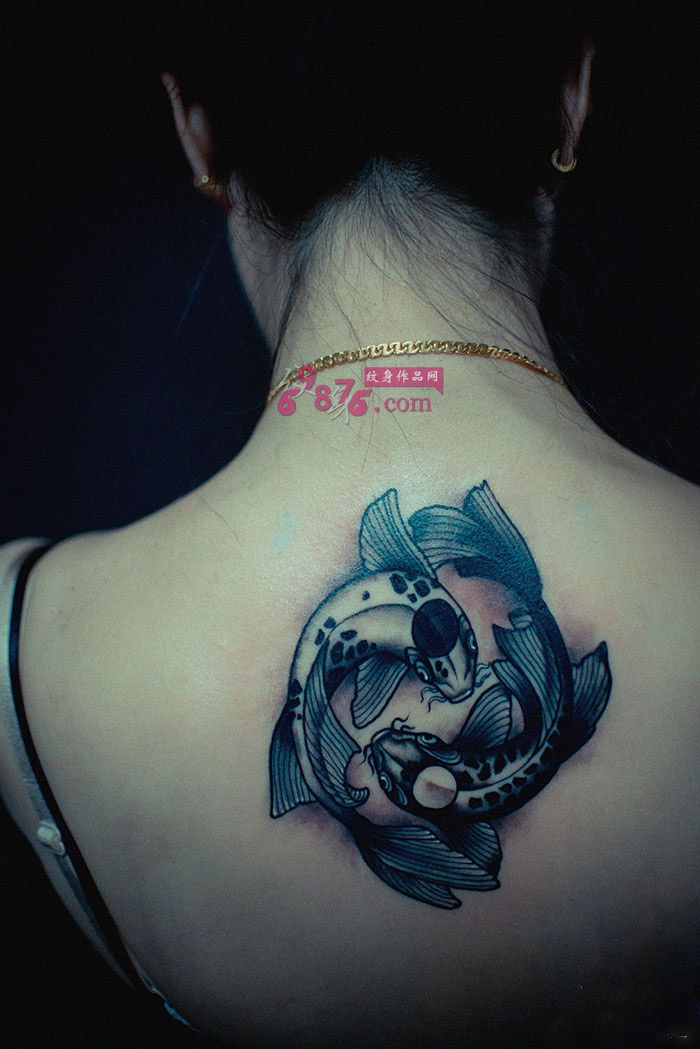 美女后颈双鱼时尚纹身图片