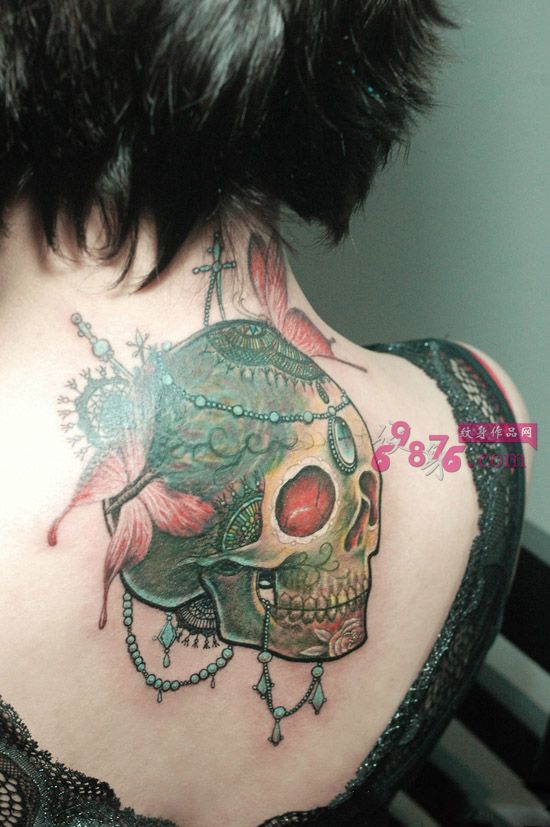 美女后颈富贵珠宝骷髅纹身图片