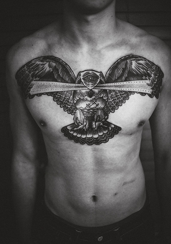 男人胸口霸气三角眼老鹰黑白纹身