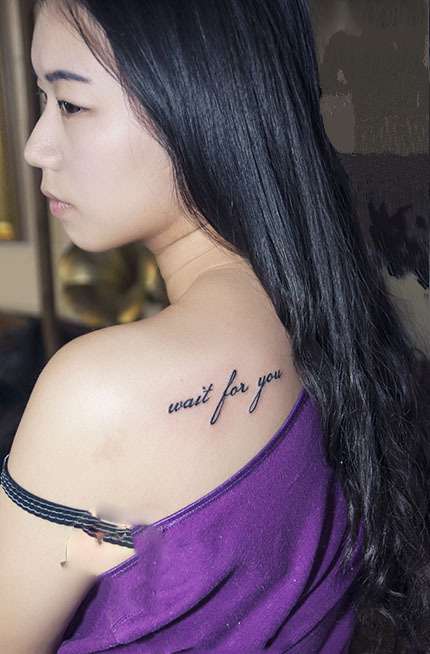 美女香肩小清新英文纹身图片