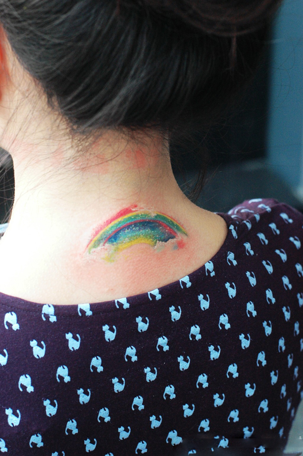 美女可爱彩虹后颈纹身图片