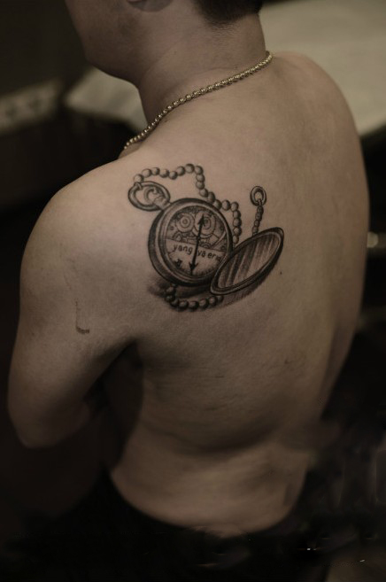 男人后背复古怀表纹身