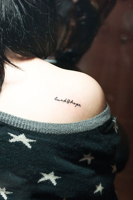 香肩小清新英文时尚纹身图片