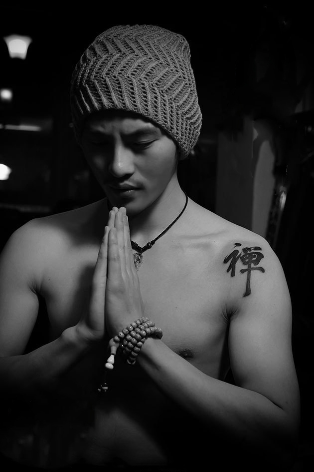 帅哥肩部黑白禅字纹身