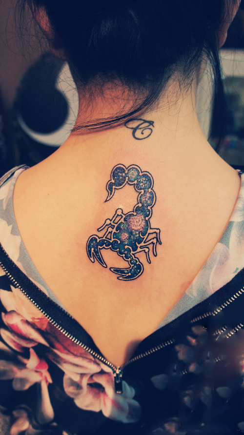 美女后颈创意星空蝎子纹身图片