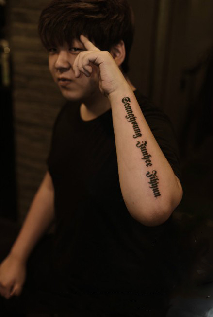 男生手臂时尚英文纹身图片