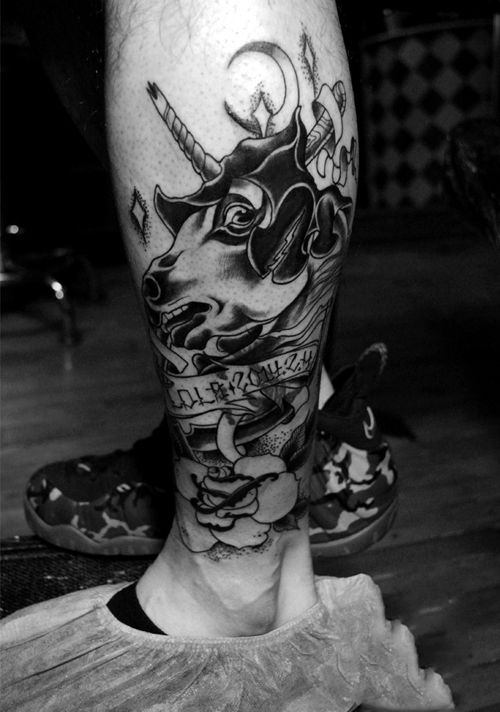 黑白马头像小腿纹身