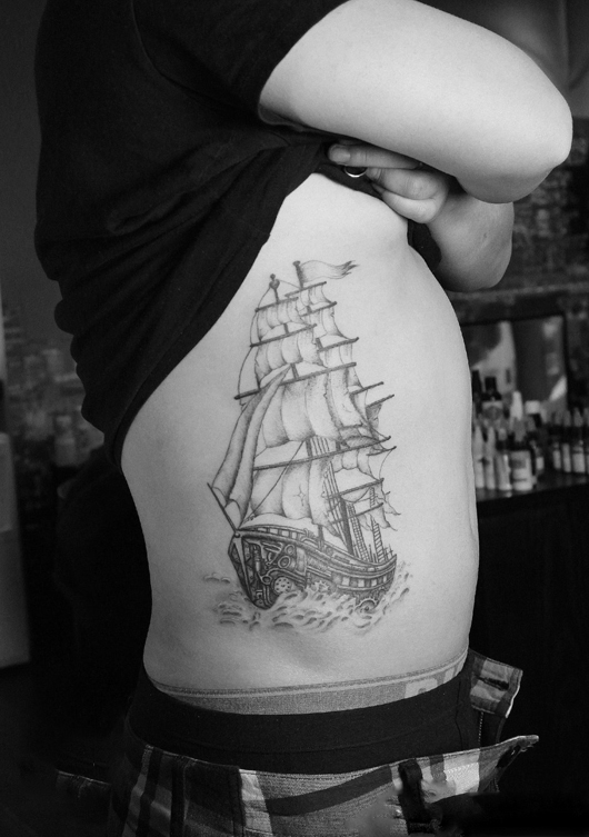 男人侧腰霸气帆船黑白纹身