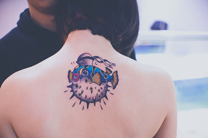 可爱愤怒小鱼后颈纹身图片