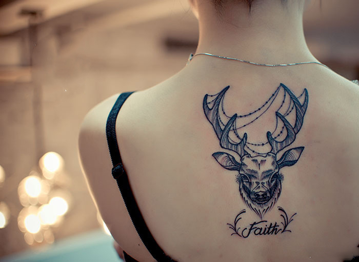 艺术麋鹿头像后背纹身图片