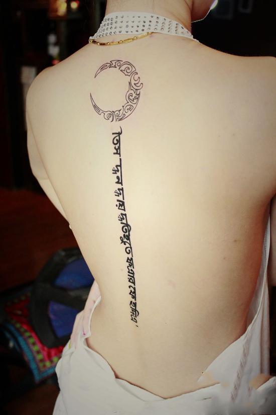 美背梵文时尚纹身图片
