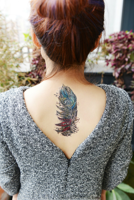 美女后背唯美羽毛时尚纹身图片