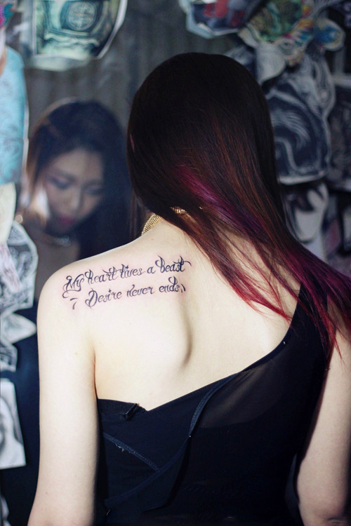 香肩时尚英文个性纹身图片