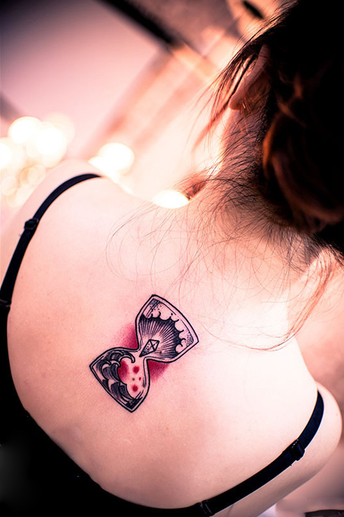 女生后劲简约沙漏时尚纹身图片