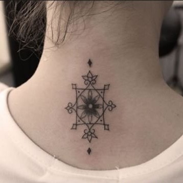 美女后颈上简单的单线图案纹身图片缩略频道推荐图