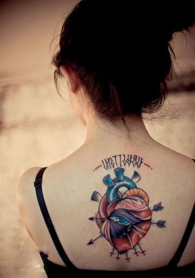 性感美女后背的个性心脏之眼纹身图片