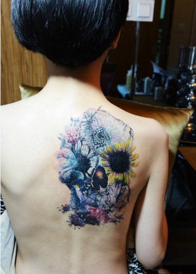 美女后背水墨花朵时尚纹身图片