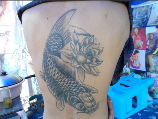 帅哥后背的荷花鲤鱼纹身图图片