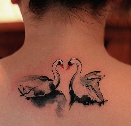 恩爱的颈部天鹅纹身图案图片