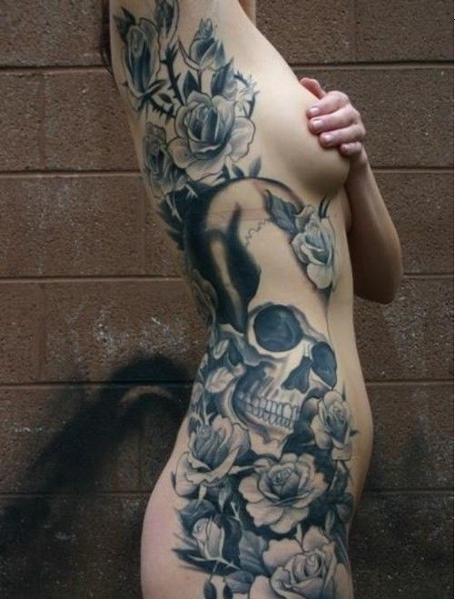 女性全裸侧腰黑白骷髅和花朵纹身
