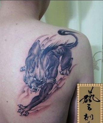 胸脯黑白纹身  凶狠的野兽