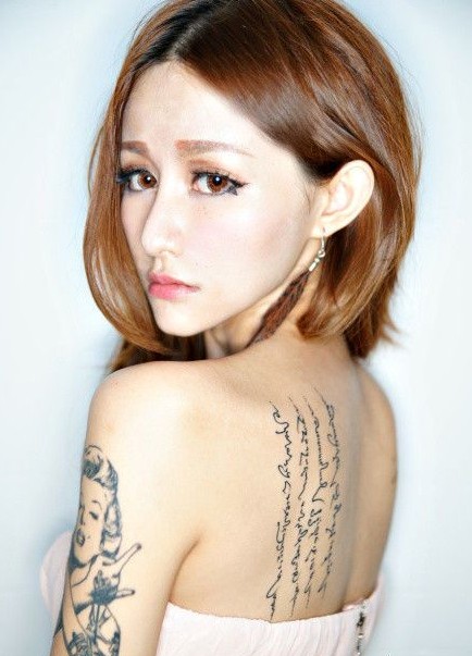 抽烟喝酒烫头:喜欢纹身的大美女们有图片