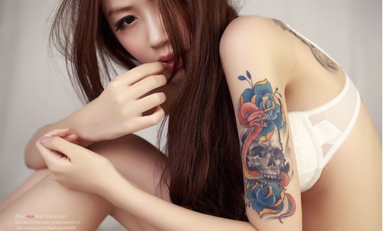 美女手臂上有漂亮刺青图片欣赏图片