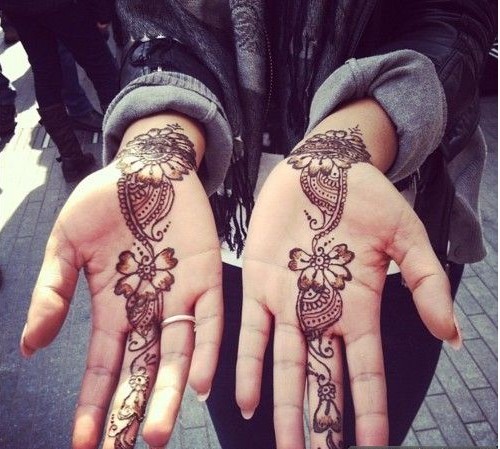 两只手掌中的漂亮纹身图片