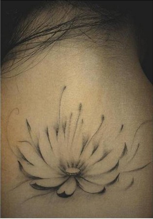 女生脖子优雅水仙花纹身图案图片