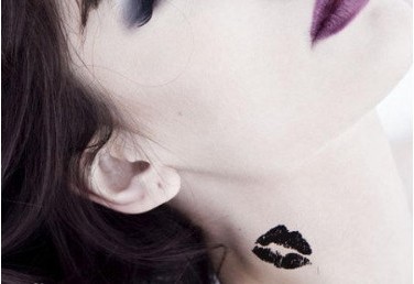 性感MM脖子个性唇印纹身图案图片