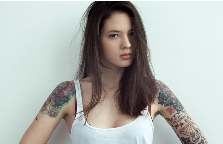 俄罗斯美女双臂花藤个性纹身图案图片