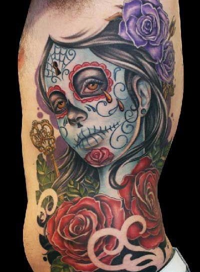 侧腰美女肖像和玫瑰纹身图片图片