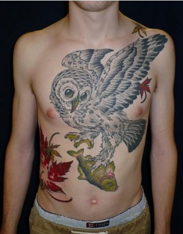 国外帅哥胸口超大猫头鹰抓鱼纹身手稿图片