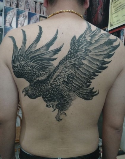 壮汉男人背部霸气老鹰纹身图图片