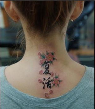 美女脖子樱花文字纹身图图片