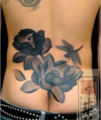 美女后腰个性的黑白蜻蜓荷花纹身图案