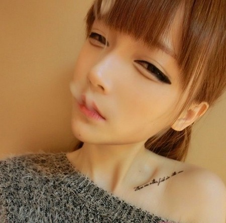 个性时尚女生锁骨纹身图片