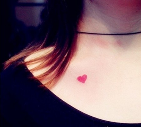 清新可爱女生锁骨纹身