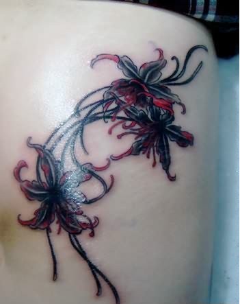 女生肩部个性两朵红黑色的曼陀罗花纹