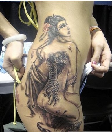 女生经典个性臀部性感美女纹身图