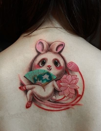 女生后背上可爱兔小姐纹身图图片