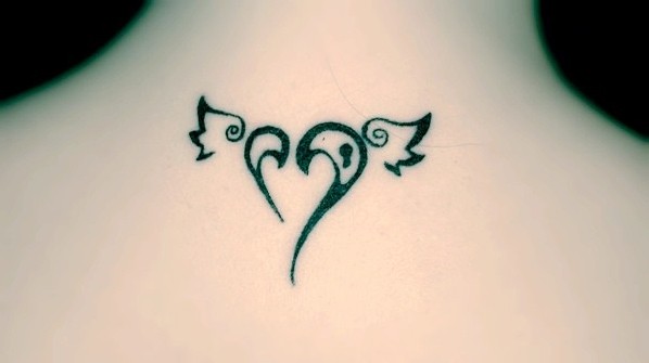 女生后背心形图腾抽象纹身图图片