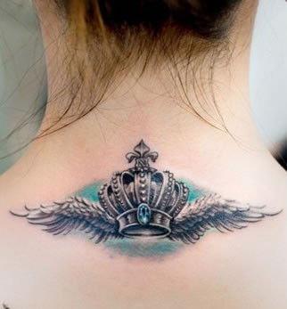 每个女生心中的梦 颈部唯美皇冠纹身图片