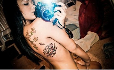 性感女生后背梅花纹身图案图片