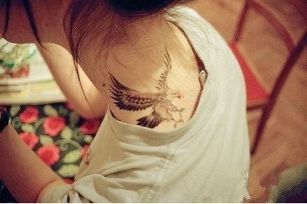 美女脖子飞翔的老鹰纹身图案图片